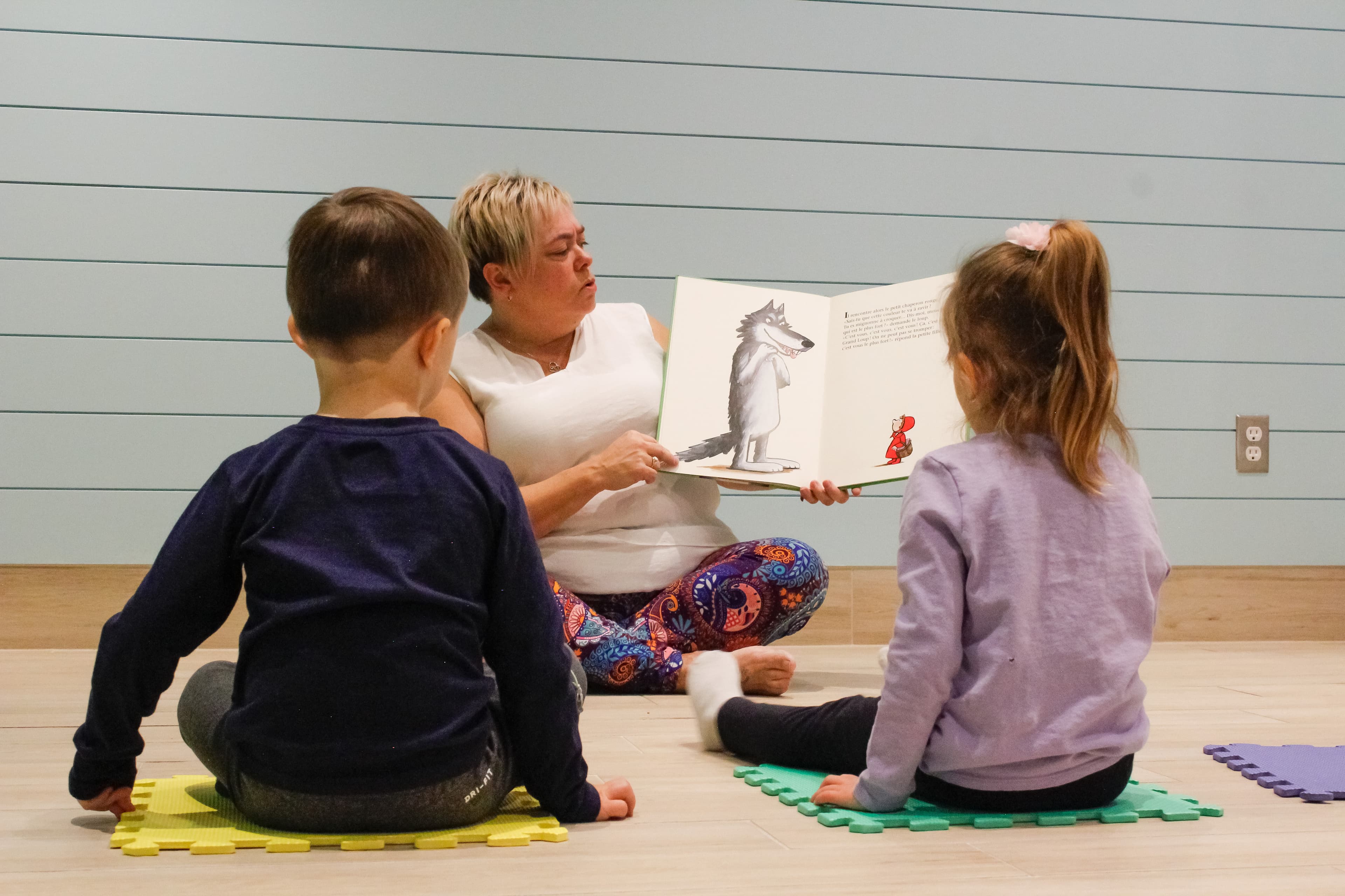 Chantal Normand en lecture interactive avec des enfants